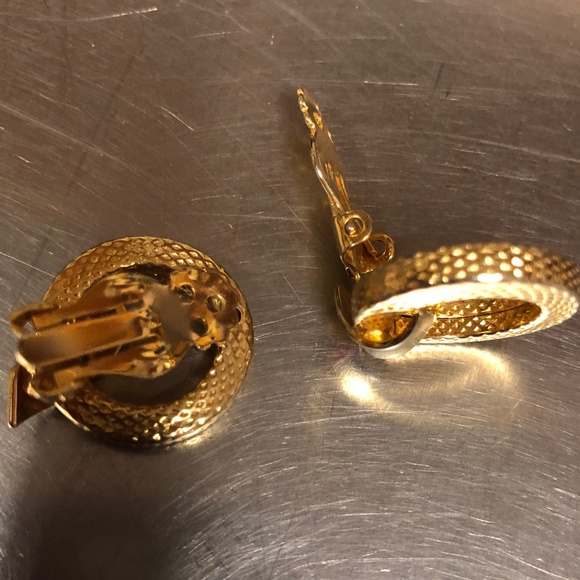 Clip-on Hoop Earrings, Gold-tone Costume Jewelry, Excellent unused condition - Picture 5 of 6
